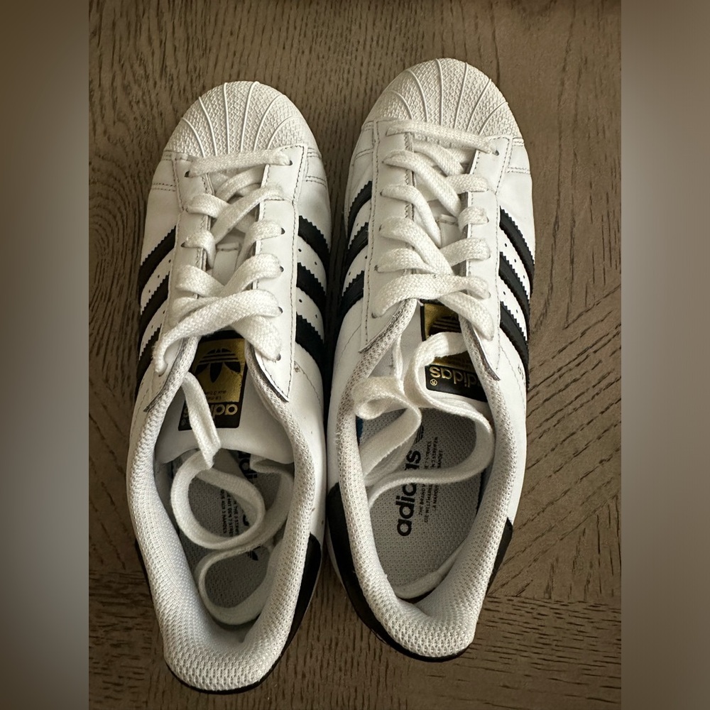 Adidas Superstar Shoes gently used in great condition